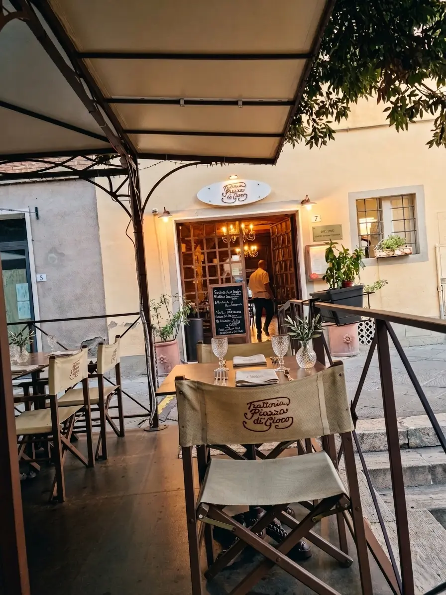 Spazio esterno della Trattoria Piazza di Gioco tra le vie di Poggibonsi